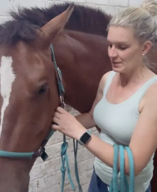 Angelina mit einem Pferd im Stall