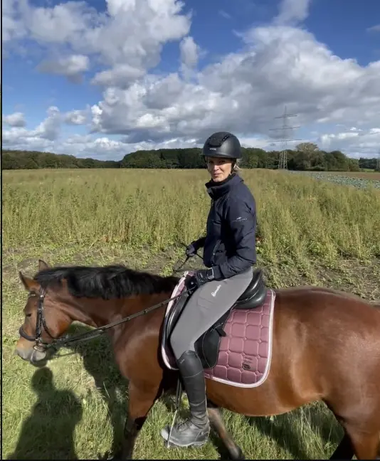 Angelina reitet an einem Feld