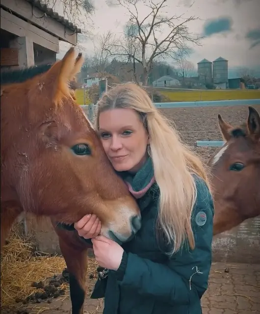 Angelina kuschelt mit ihrem Pferd